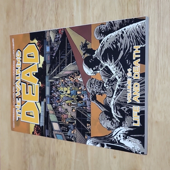 The Walking Dead Volume 24 - Picture 1 of 3